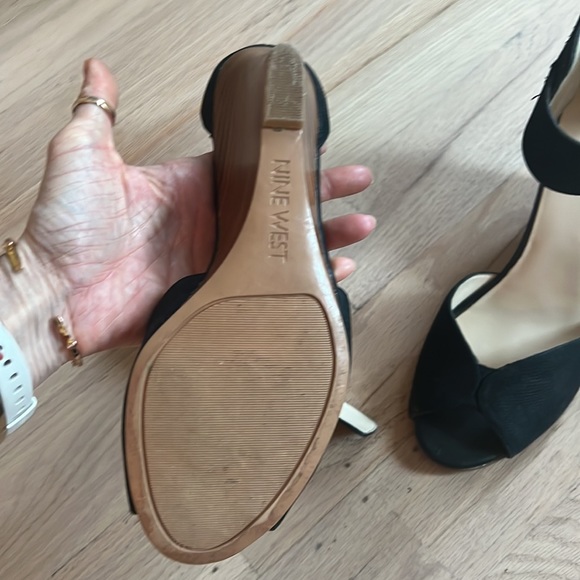 Nine West size 9 leather black wedges - Picture 3 of 5